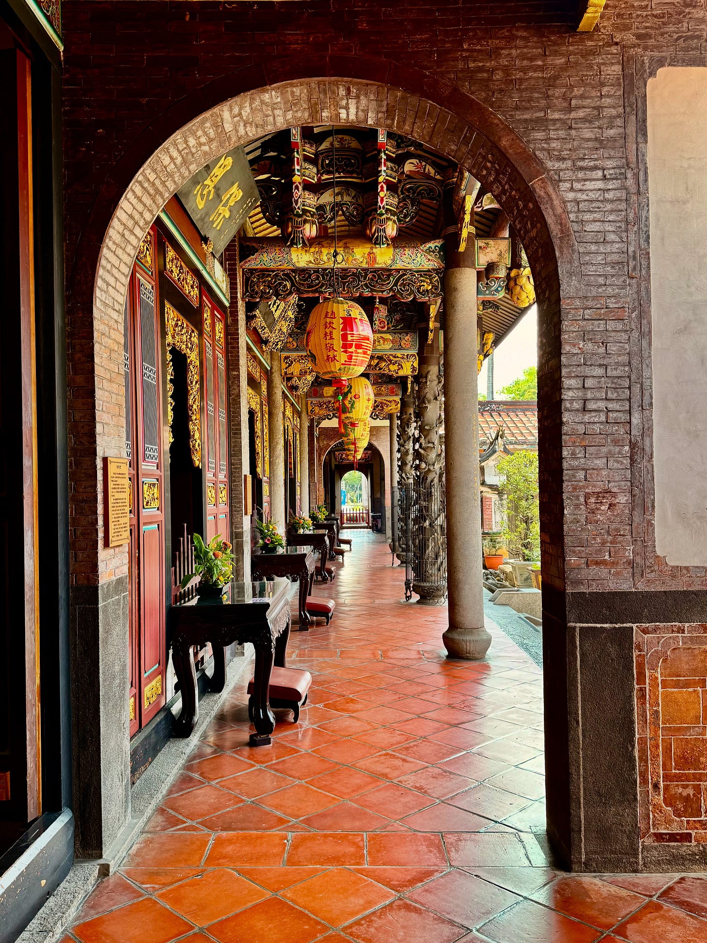 A series of arched porticoes showing kneelers for shrines.