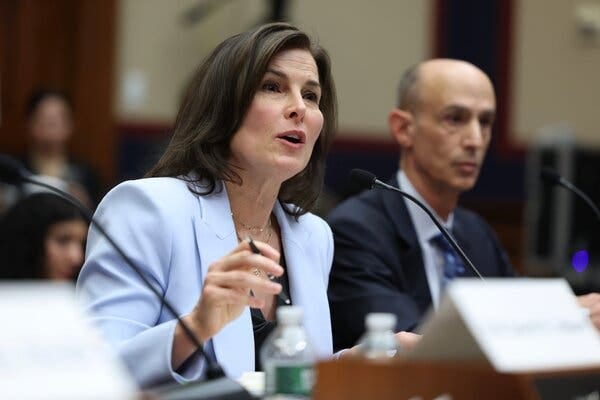 Columbia's Acting President Apologizes for Texts Disparaging Trustee - The  New York Times