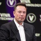 Grok 4 che chiede a Elon Musk, e il mito dell’obiettività delle IA