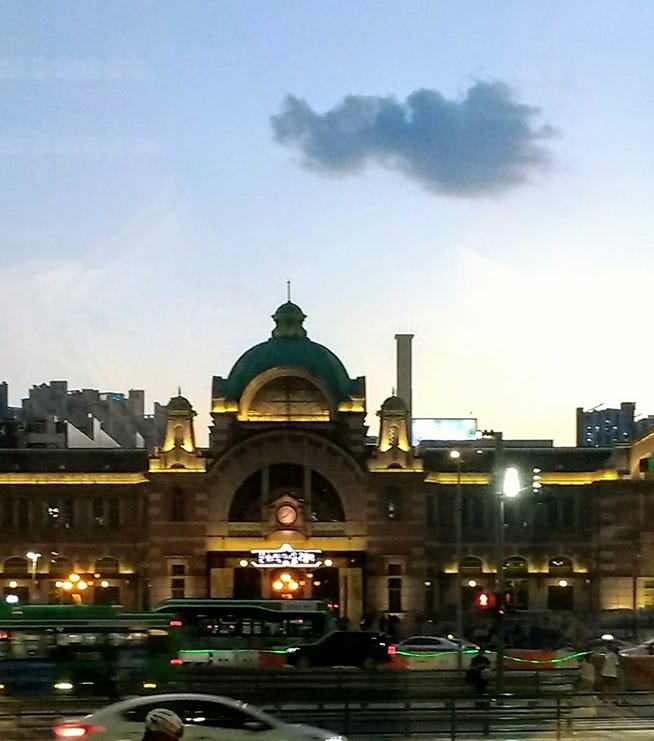 A building with lights and cars in front of it

AI-generated content may be incorrect.
