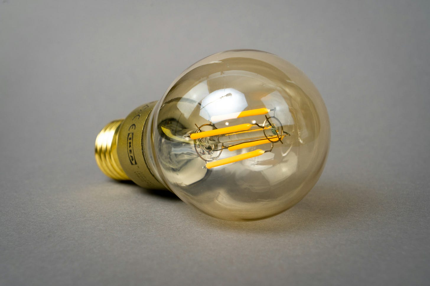 a retro lamp with LED filament to get the look of ancient filament bulbs. a retro lamp with LED filament to get the look of ancient filament bulbs.