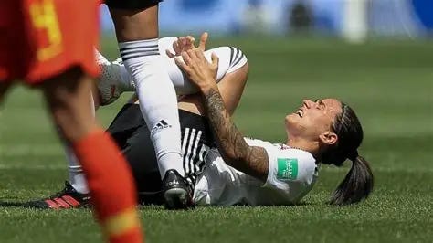 ACL knee injuries in women's soccer: In-depth look into causes, and why ...