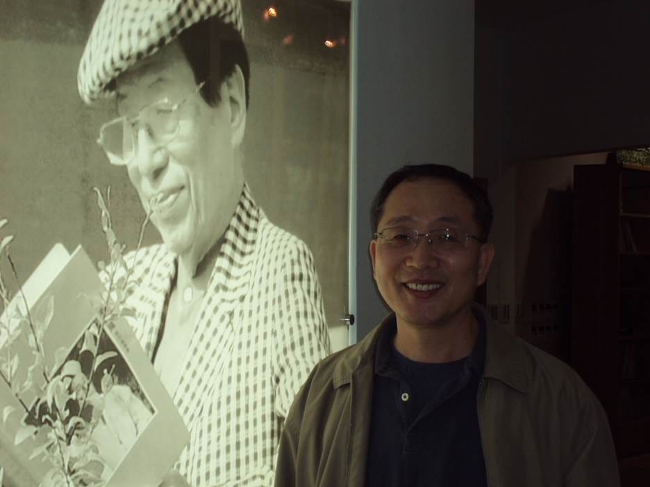 A person standing next to a picture of a person

AI-generated content may be incorrect.