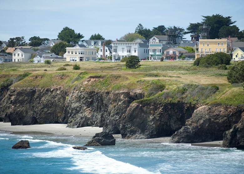A town on a cliff by the ocean

AI-generated content may be incorrect.