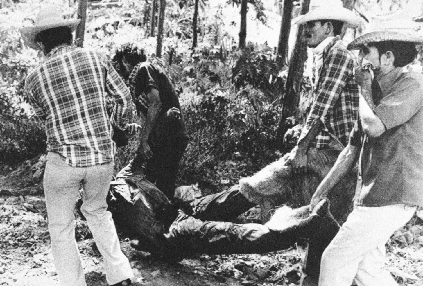 La guerra civil en El Salvador los destrozó. Su reunión de la escuela secundaria los volvió a unir - Los Angeles Times La guerra civil en El Salvador los destrozó. Su reunión de la escuela secundaria los volvió a unir - Los Angeles Times