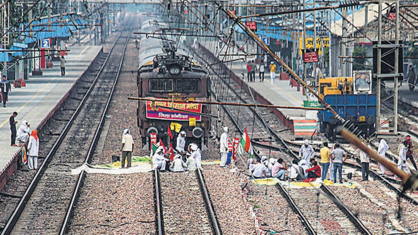 Bharat Bandh: Trains halted, highways blocked as farmers' strike impacts  states | Latest News India - Hindustan Times
