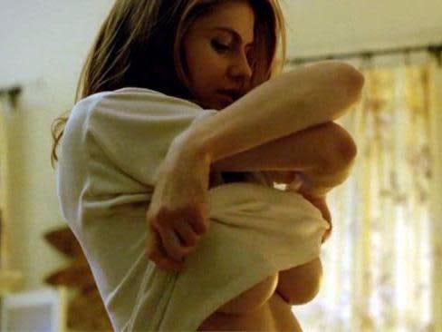 Alexandra Daddario suffers wardrobe malfunction