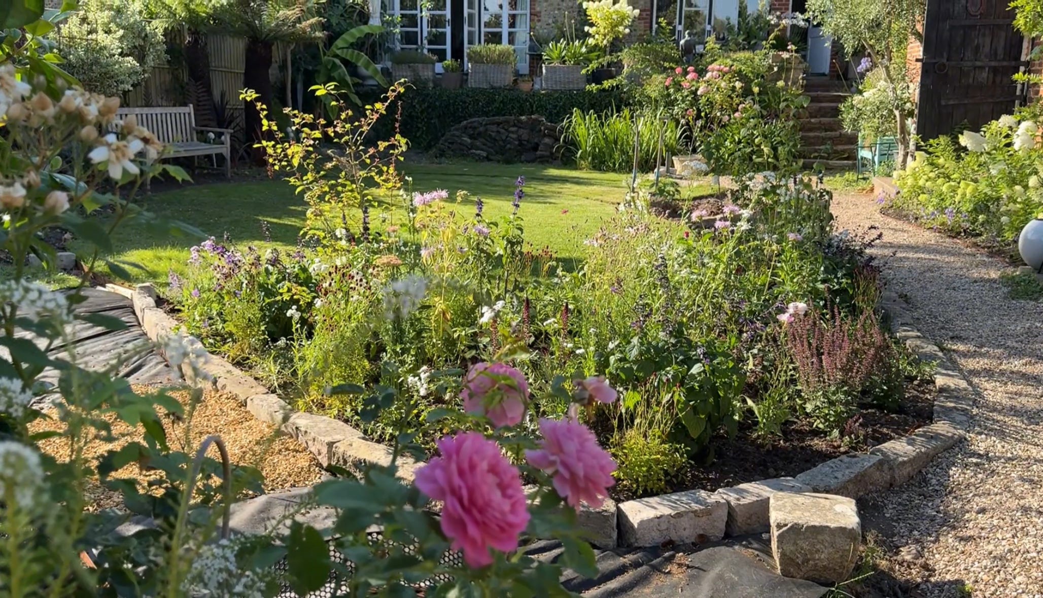 Beautiful Garden Decor Ideas for Your Home, image size:2056x1179