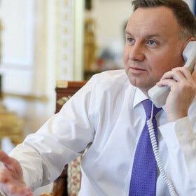 Duda drugi raz rozmawiał z oszustami. Ekspert: to jest niepokojące i groźne dla bezpieczeństwa Polski