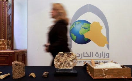 Cérémonie de présentation des artefacts dérobés et rendus à l'Irak Cérémonie de présentation des artefacts dérobés et rendus à l'Irak