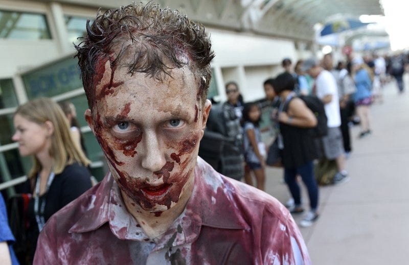 walking dead zombie at comic con 2018 walking dead zombie at comic con 2018