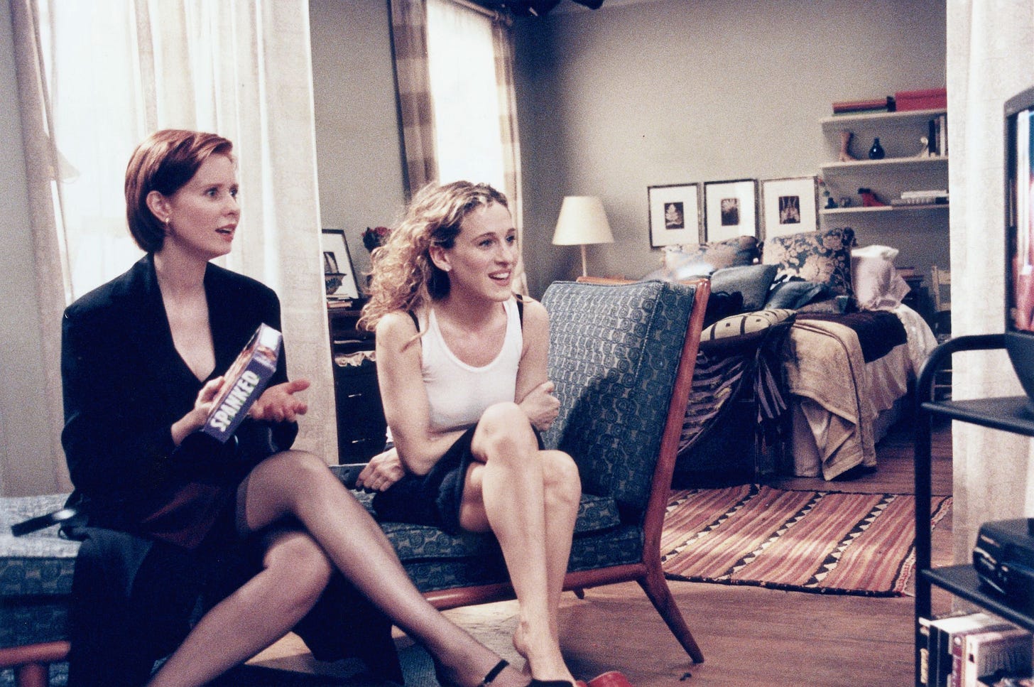 Miranda Hobbes and Carrie Bradshaw in Carries apartment in Sex and the City. Miranda Hobbes and Carrie Bradshaw in Carries apartment in Sex and the City.