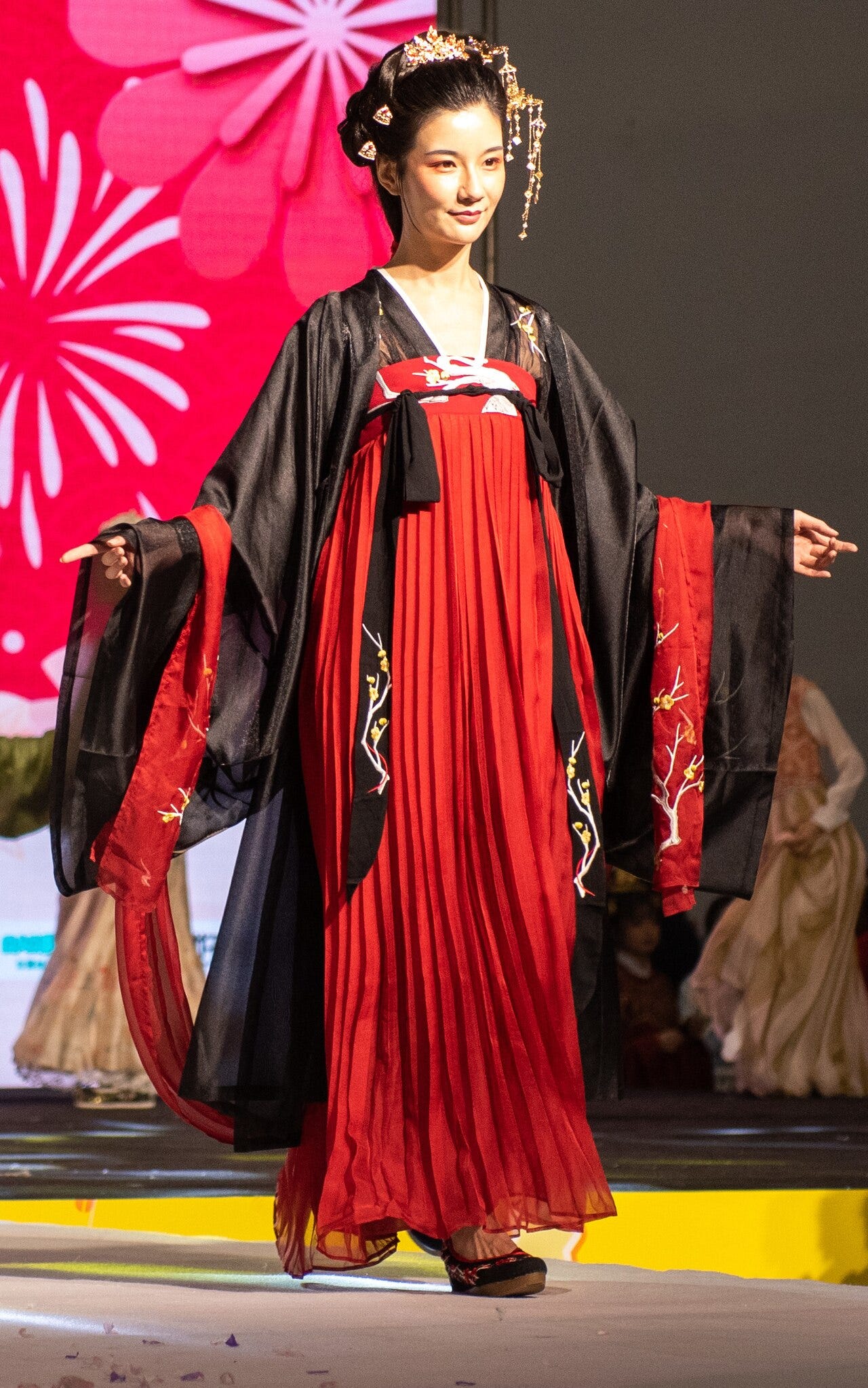 Woman wearing modern qixiong ruqun (a type of Hanfu) at IDO32 (20200118144012)