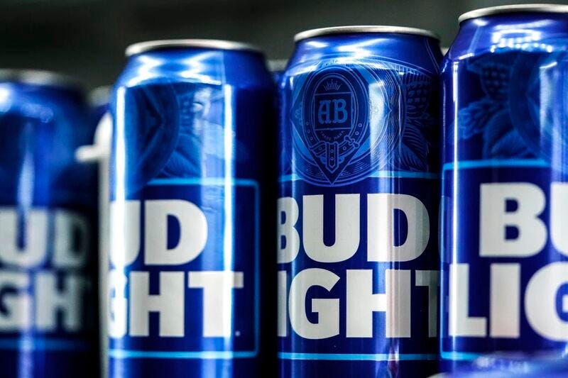 Latas de cerveja Bud Light