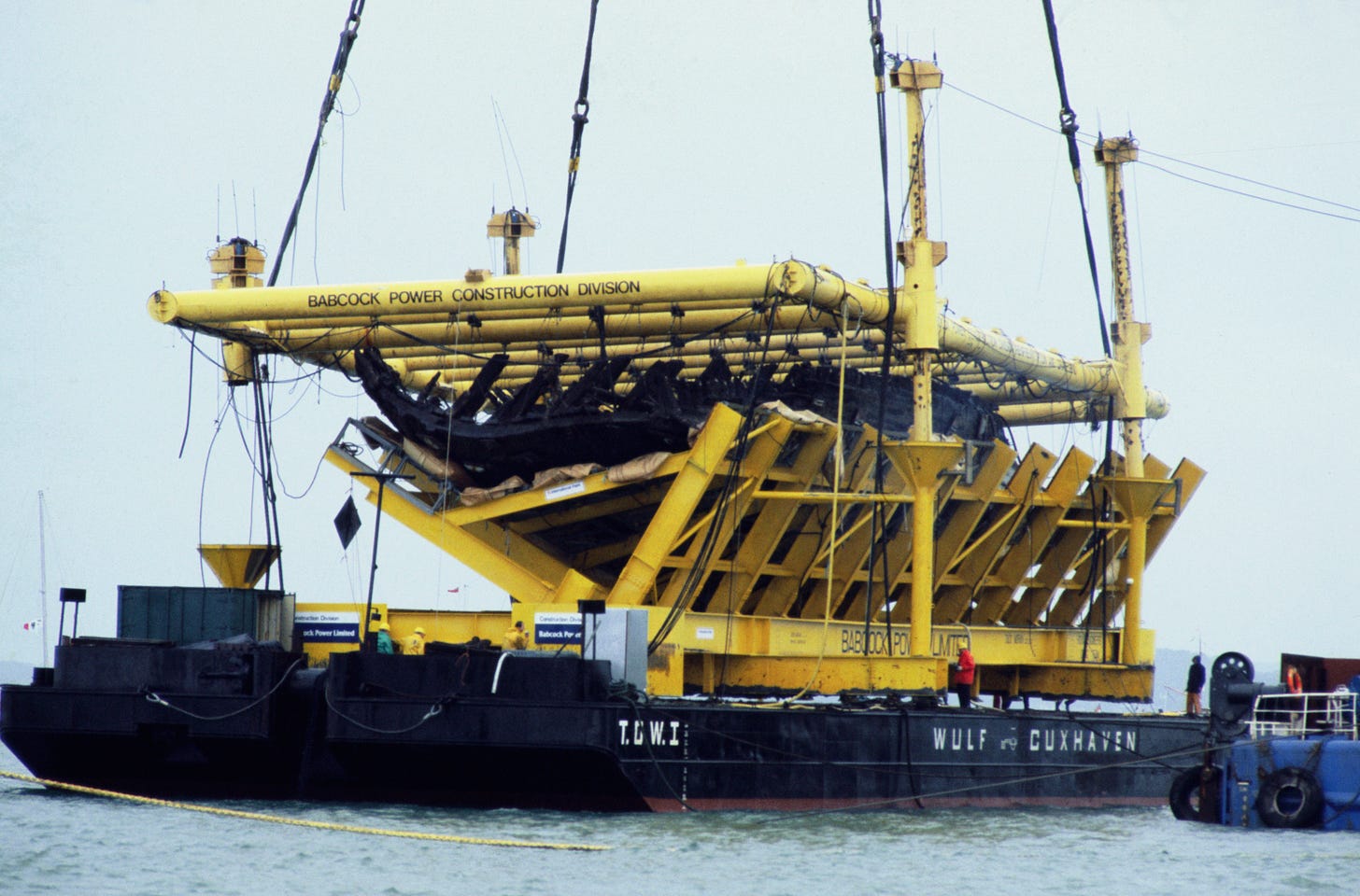 A crane lifting the Mary Rose wreck