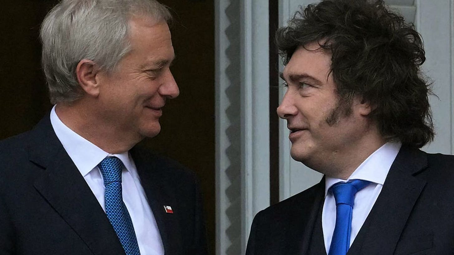 El presidente chileno José Antonio Kast y su par argentino Javier Milei se saludan en la Casa Rosada durante el primer viaje internacional de Kast desde su asunción.
