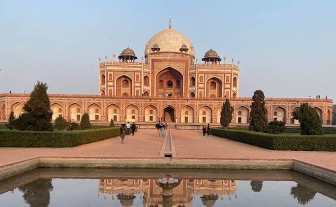 Humayun's Tomb with a dome and a pond

AI-generated content may be incorrect.