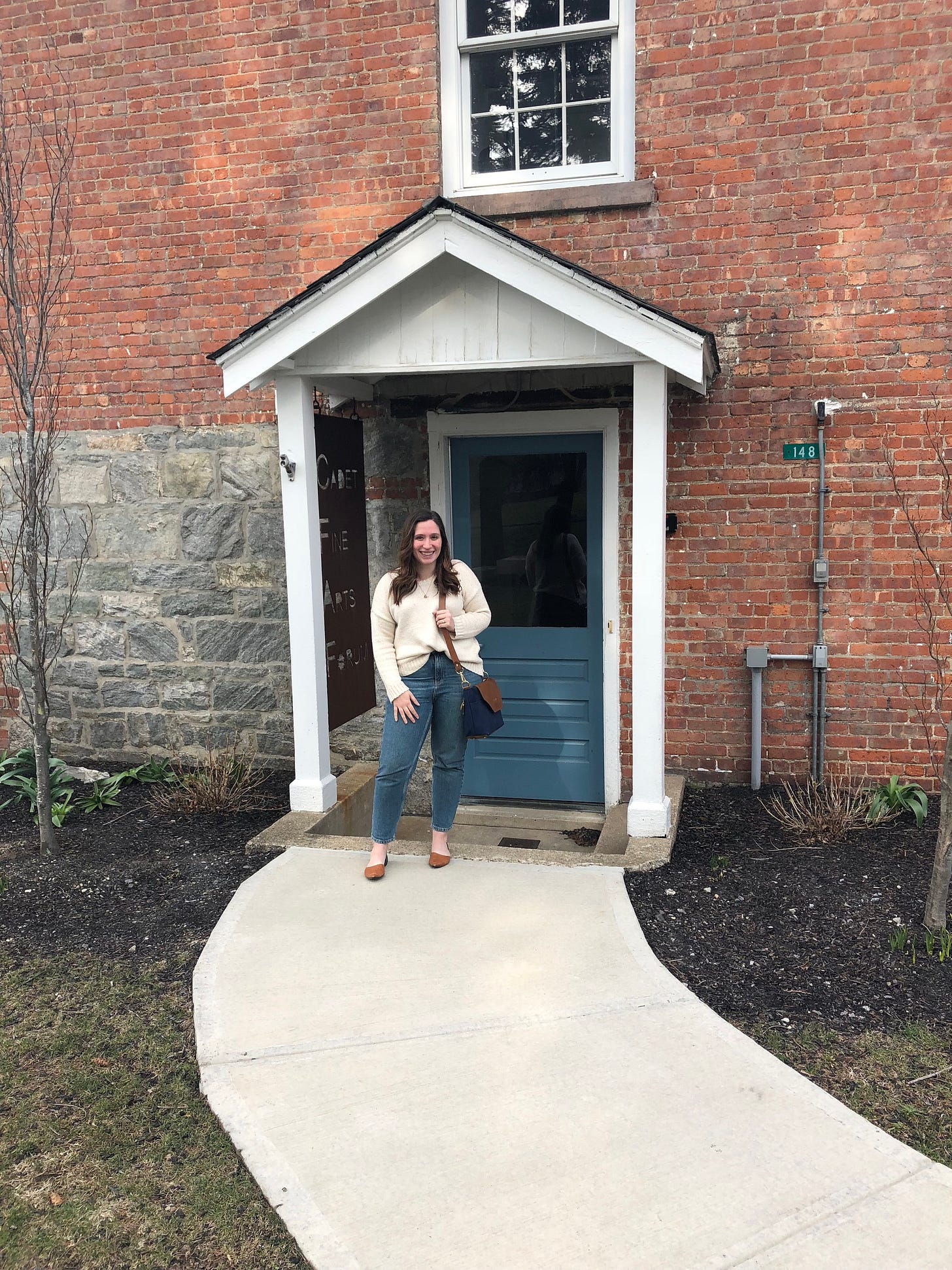 Darrian Michelle, New York lifestyle blogger wearing a mom jeans outfit with an oversized sweater and sporting her Colonial Blue Hobby from R. Riveter