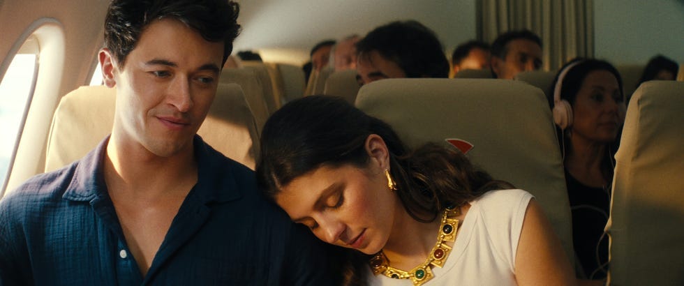 people we meet on vacation. (l r) tom blyth as alex and emily bader as poppy in people we meet on vacation. cr. courtesy of netflix