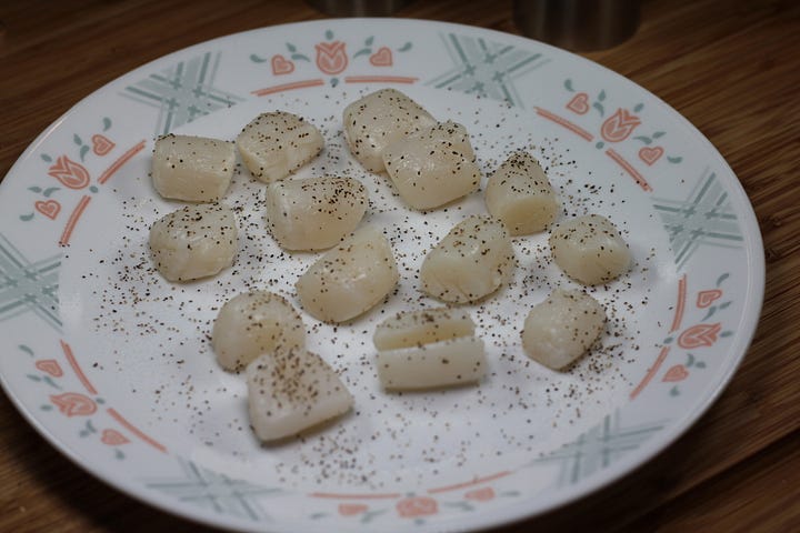 Next, lightly salt and pepper on both sides.