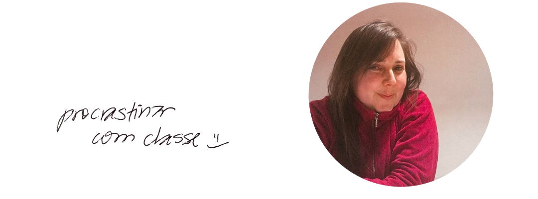 Frase manuscrita "procrastinar com classe" e uma foto de uma mulher branca, com abrigo vermelho, numa moldura redonda.