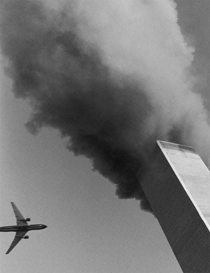 18 Rare Historical 9/11 Photos That You Most Possibly Haven't Seen Before - At Rector Street And Broadway, A Photographer Leaned Out His Window With A Medium-format Camera And Caught The Moment Before The Second Plane’s Impact