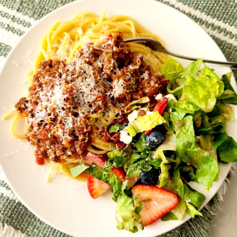 pasta con salsa de carne y ensalada pasta con salsa de carne y ensalada