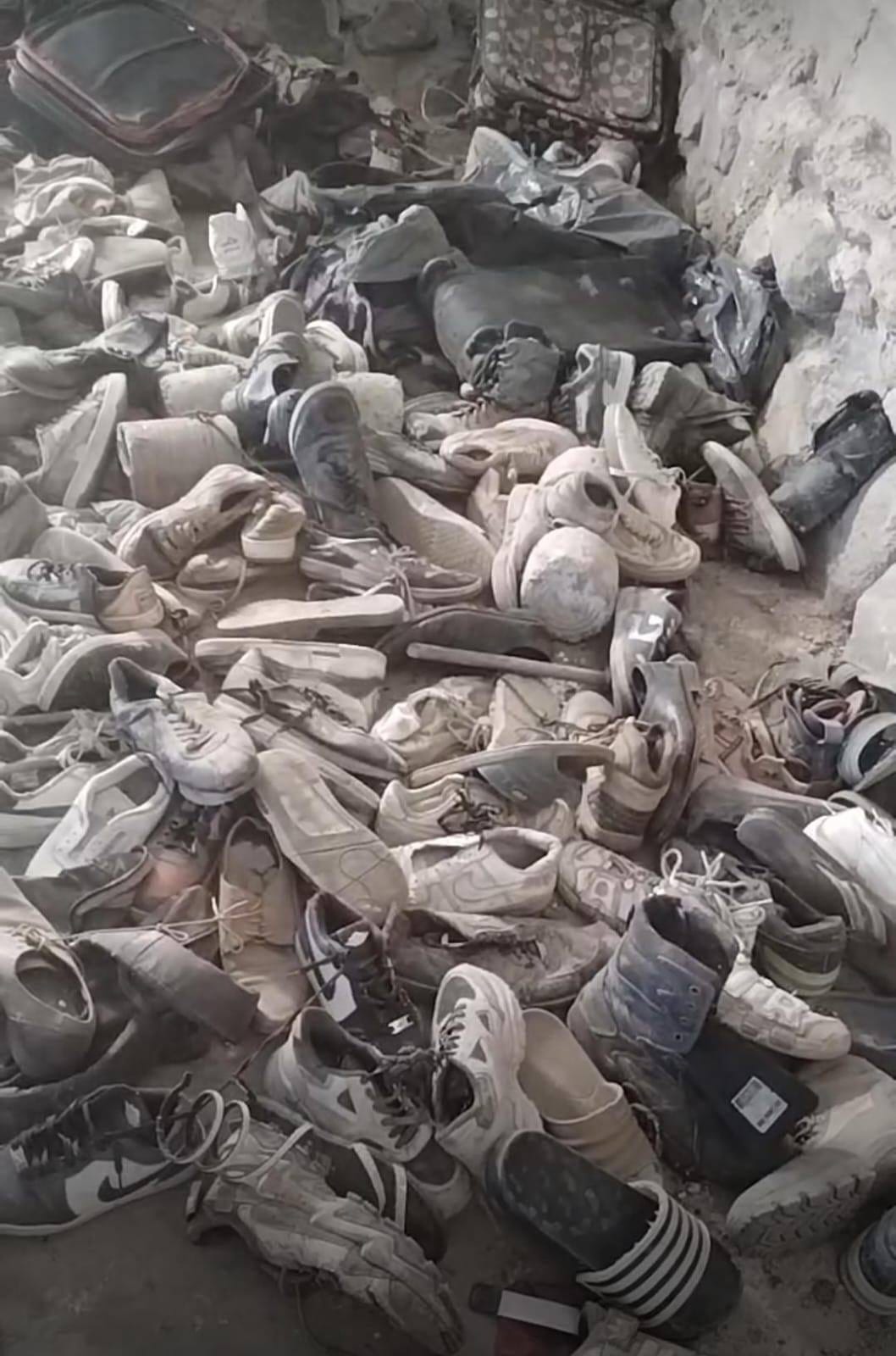 Zapatos localizados por el colectivo Guerrero Buscadores de Jalisco en el rancho Izaguirre, en Teuchitlán, a una hora de Guadalajara, la capital de Jalisco. Foto: Guerrero Buscadores de Jalisco / Facebook https://www.facebook.com/photo/?fbid=122209999052181958&set=pcb.122210001968181958 Zapatos localizados por el colectivo Guerrero Buscadores de Jalisco en el rancho Izaguirre, en Teuchitlán, a una hora de Guadalajara, la capital de Jalisco. Foto: Guerrero Buscadores de Jalisco / Facebook https://www.facebook.com/photo/?fbid=122209999052181958&set=pcb.122210001968181958