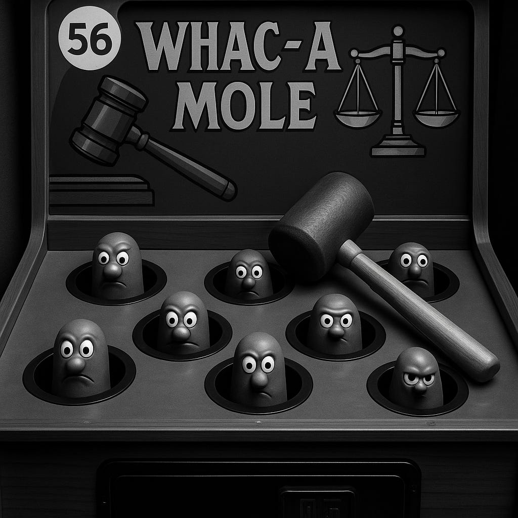 Foto em preto e branco de um fliperama Whack-a-Mole com um martelo repousado sobre o tabuleiro, moles com expressões confusas e símbolos jurídicos como balança e martelo da justiça ao fundo.