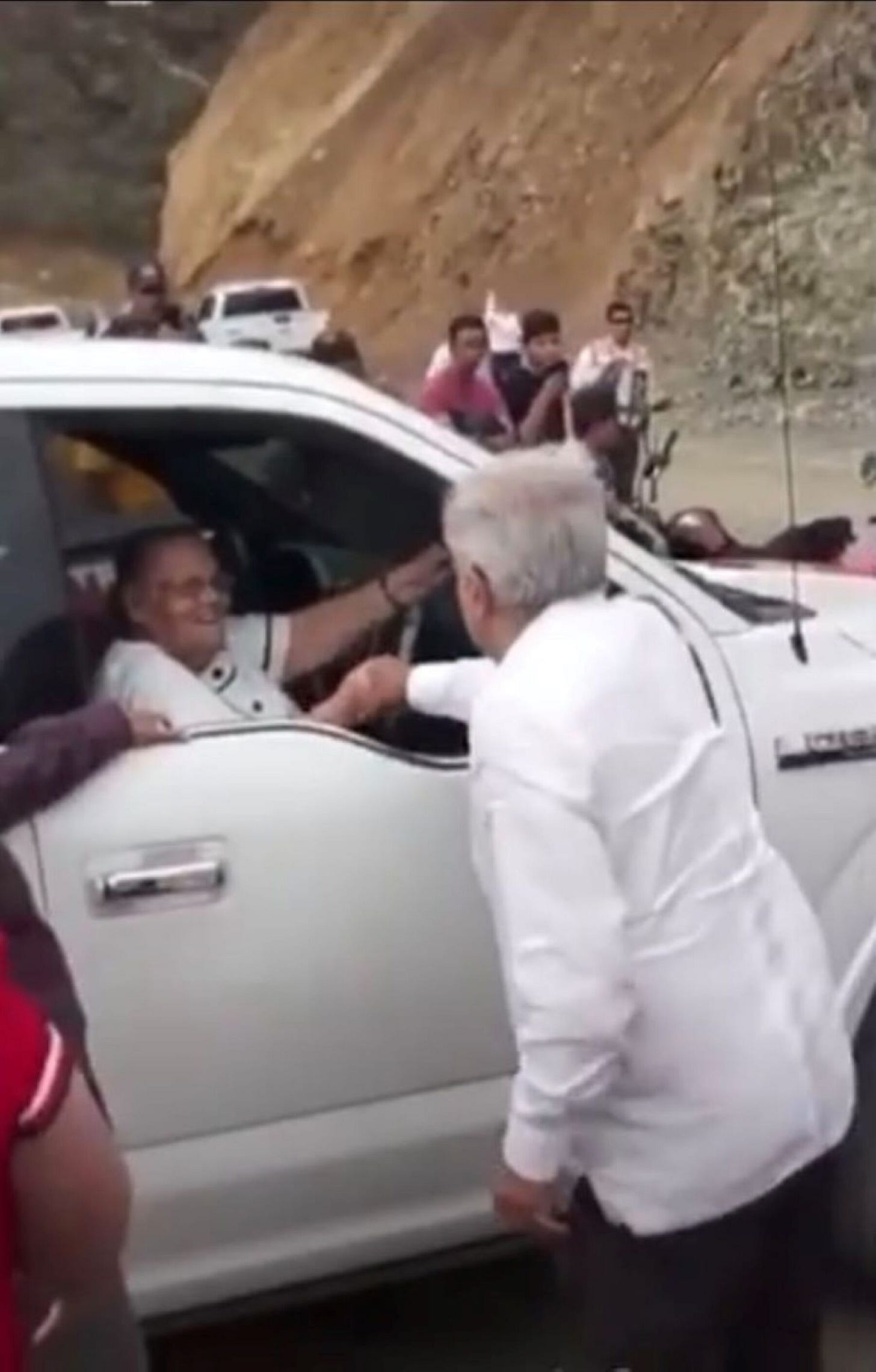 El saludo de López Obrador a la mamá de “El Chapo” Guzmán del que todos hablan