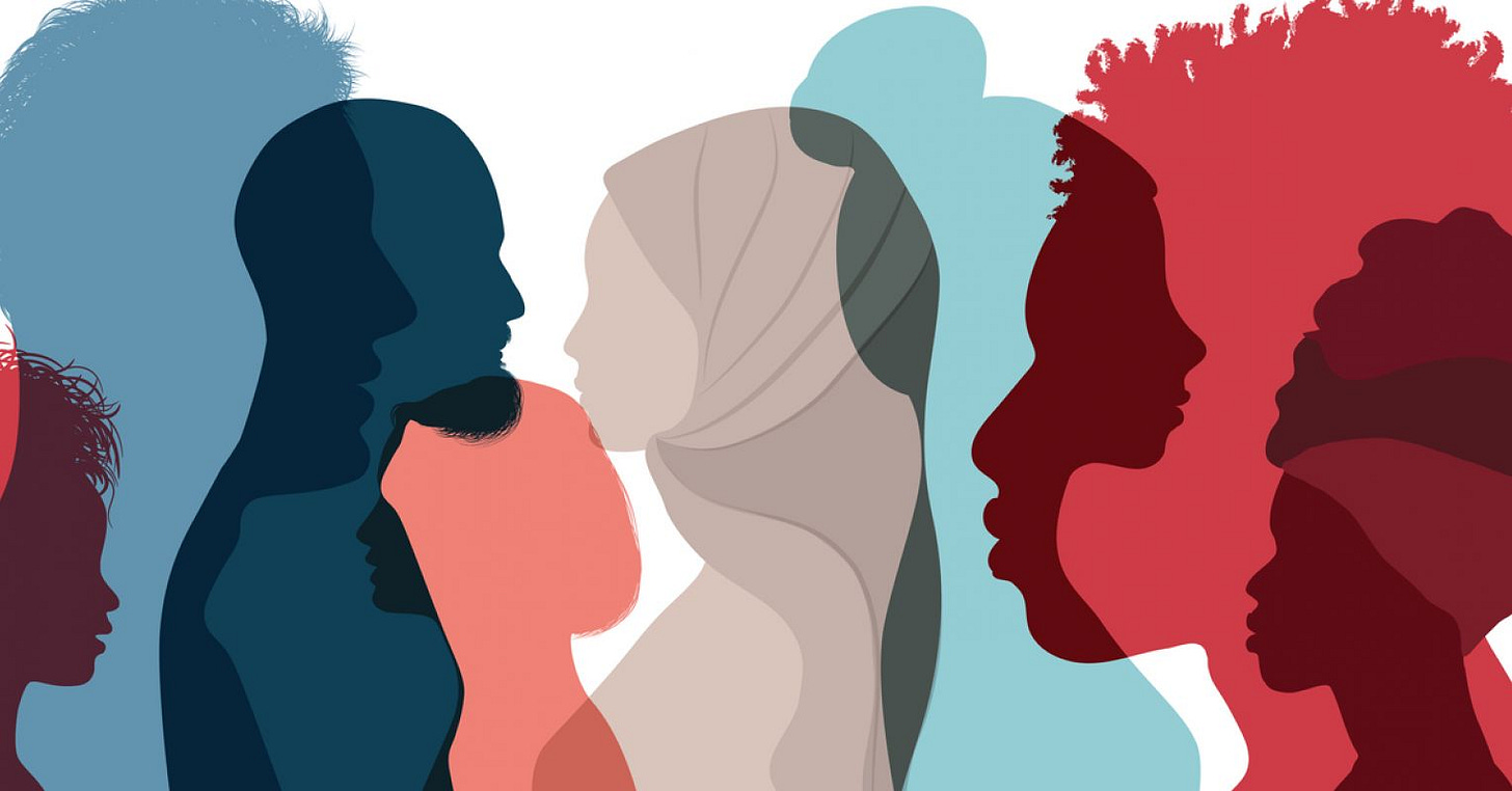 “Intersektionaalisen feminismin” tulokset näyttävät karuilta. Alistavista uskonnollisista islamilaisista vain naisille pakollisista siveysvaatteista leivottiin valinnanvapauden, sekä voimaantumisen symboli, homojen olemassaolo pyyhittiin pois ja lapsille ruvettiin suosittelemaan sukupuolielinten silpomista, hormonihoitoja sekä rintojen poistamista.