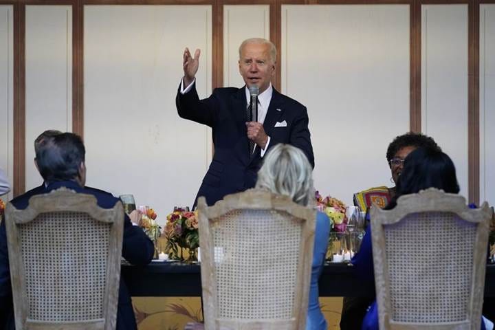 A person standing in front of a group of people

Description automatically generated with medium confidence