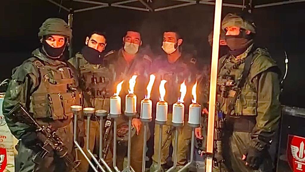 שנתיים אחרי הפיגוע: לוחמי גדוד נצח יהודה הדליקו נרות חנוכה עם המשפחות ...