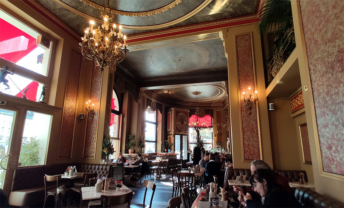 File:Cafe savoy innen.jpg - Wikimedia Commons