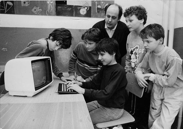 r/retrobattlestations - Technology of the classroom in 1987... [found on r/80s]