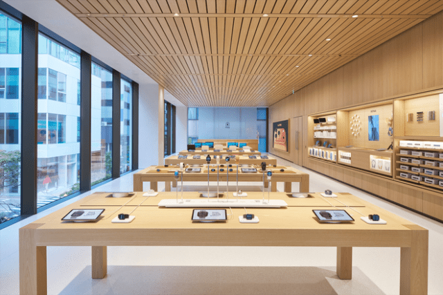 At Apple Ginza, a dedicated Apple Pickup area makes it easy for customers to order from the Apple Store online and collect in-store at a time that’s convenient for them.