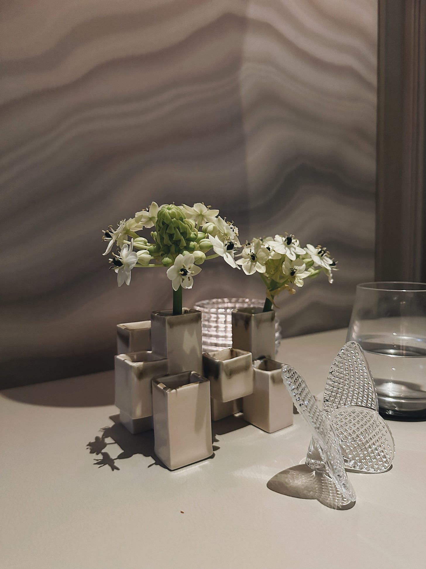 Clear crystal Baccarat butterfly and elegant bouquet on the table at Sézanne Tokyo. Clear crystal Baccarat butterfly and elegant bouquet on the table at Sézanne Tokyo.