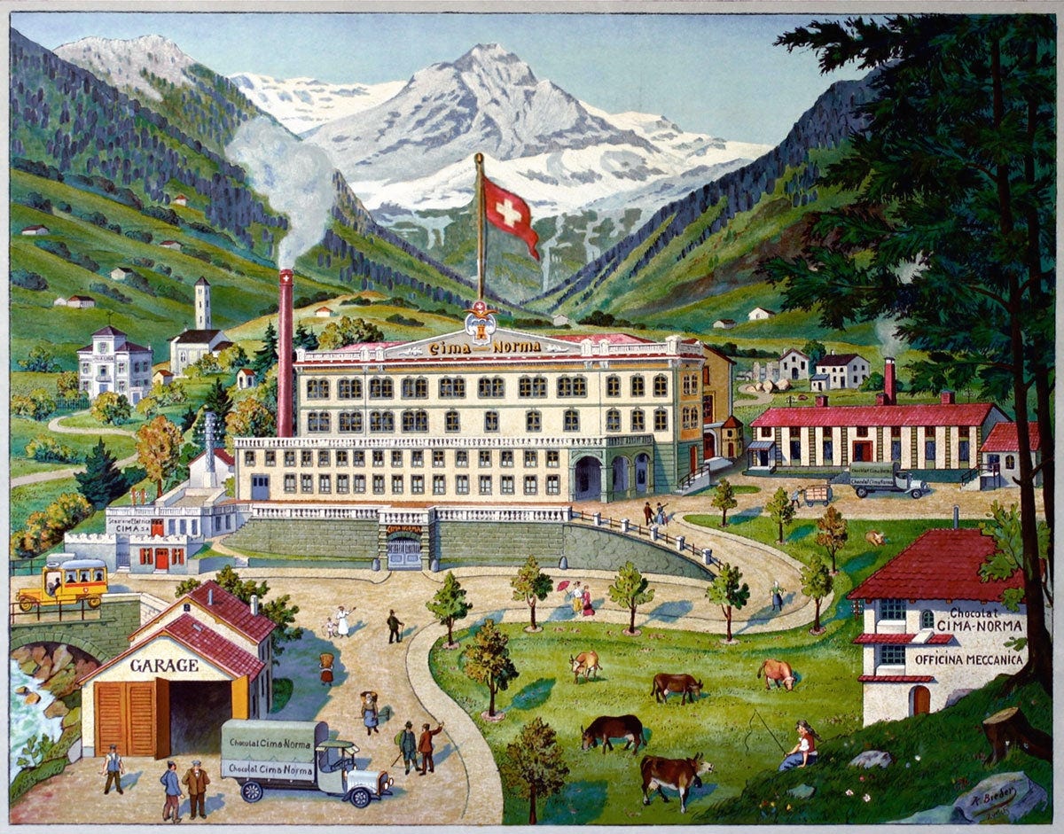 Historische Werbegrafik der Schokoladenfabrik Cima Norma in Dangio-Torre im Bleniotal (Tessin), um 1905. Das Bild zeigt das repräsentative Fabrikgebäude mit rauchendem Schornstein und Schweizer Flagge, eingebettet in eine idyllische Alpenlandschaft mit Kühen, Menschen und Lastwagen mit der Aufschrift „Chocolat Cima Norma“. Im Hintergrund ragen verschneite Berge auf. Historische Werbegrafik der Schokoladenfabrik Cima Norma in Dangio-Torre im Bleniotal (Tessin), um 1905. Das Bild zeigt das repräsentative Fabrikgebäude mit rauchendem Schornstein und Schweizer Flagge, eingebettet in eine idyllische Alpenlandschaft mit Kühen, Menschen und Lastwagen mit der Aufschrift „Chocolat Cima Norma“. Im Hintergrund ragen verschneite Berge auf.
