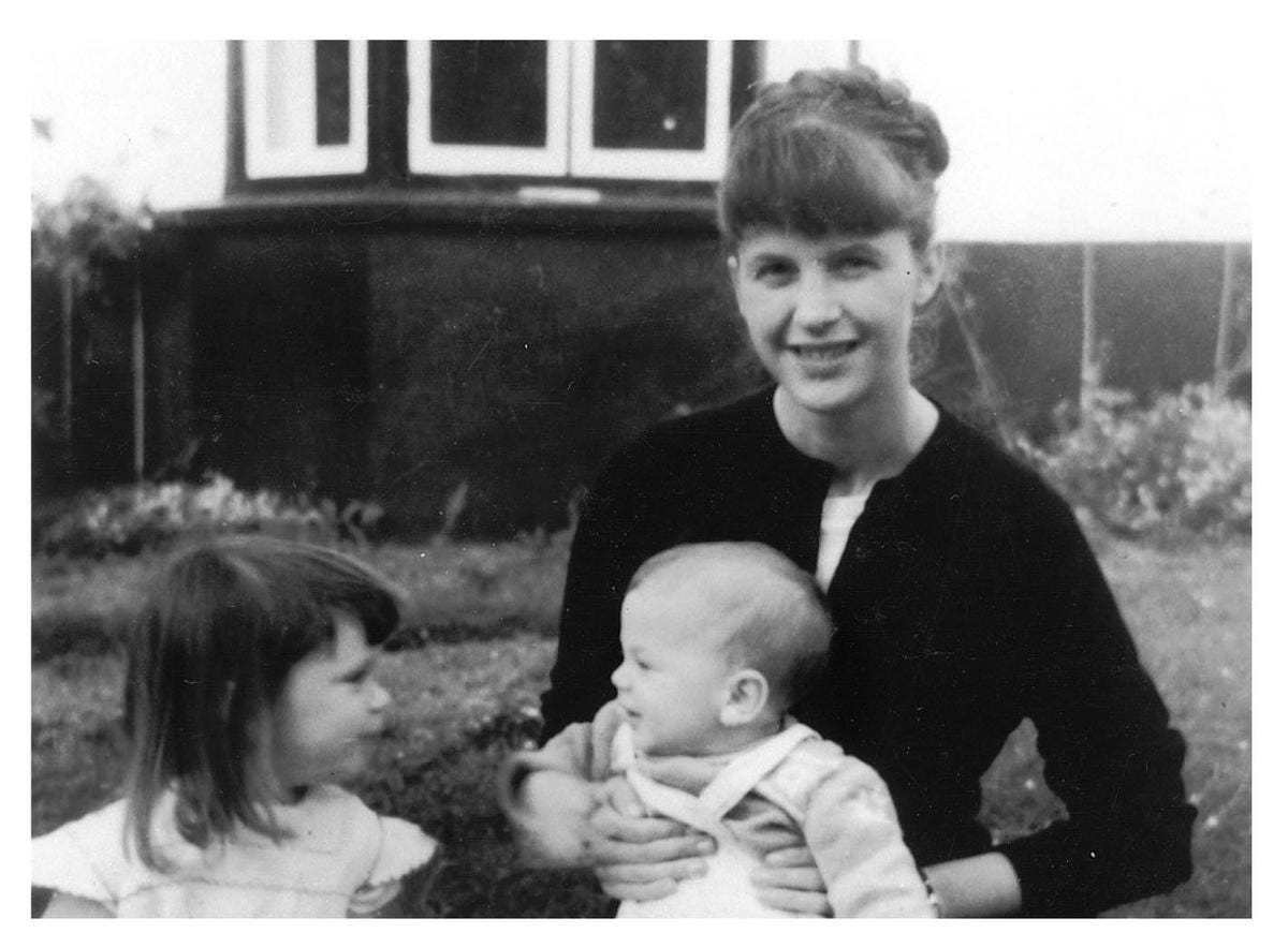 Frieda Hughes, hija de Sylvia Plath y Ted Hughes: “Tengo la responsabilidad  de ser la última que queda de mi pequeña familia"