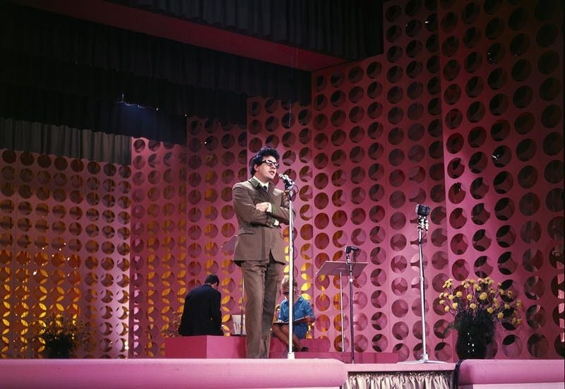La ricerca per un design nuovo e l'ispirazione delle discoteche yè-yè definiscono l'allestimento del palco di Sanremo 1967. Foto: Archivio Ragazzi di Strada.