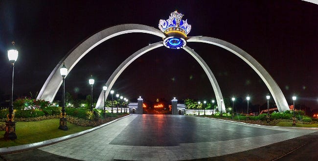 Une arche au-dessus d'une place publique, la nuit en Malaisie. Sa forme imite celle de la couronne royale d'Angleterre. Une arche au-dessus d'une place publique, la nuit en Malaisie. Sa forme imite celle de la couronne royale d'Angleterre.