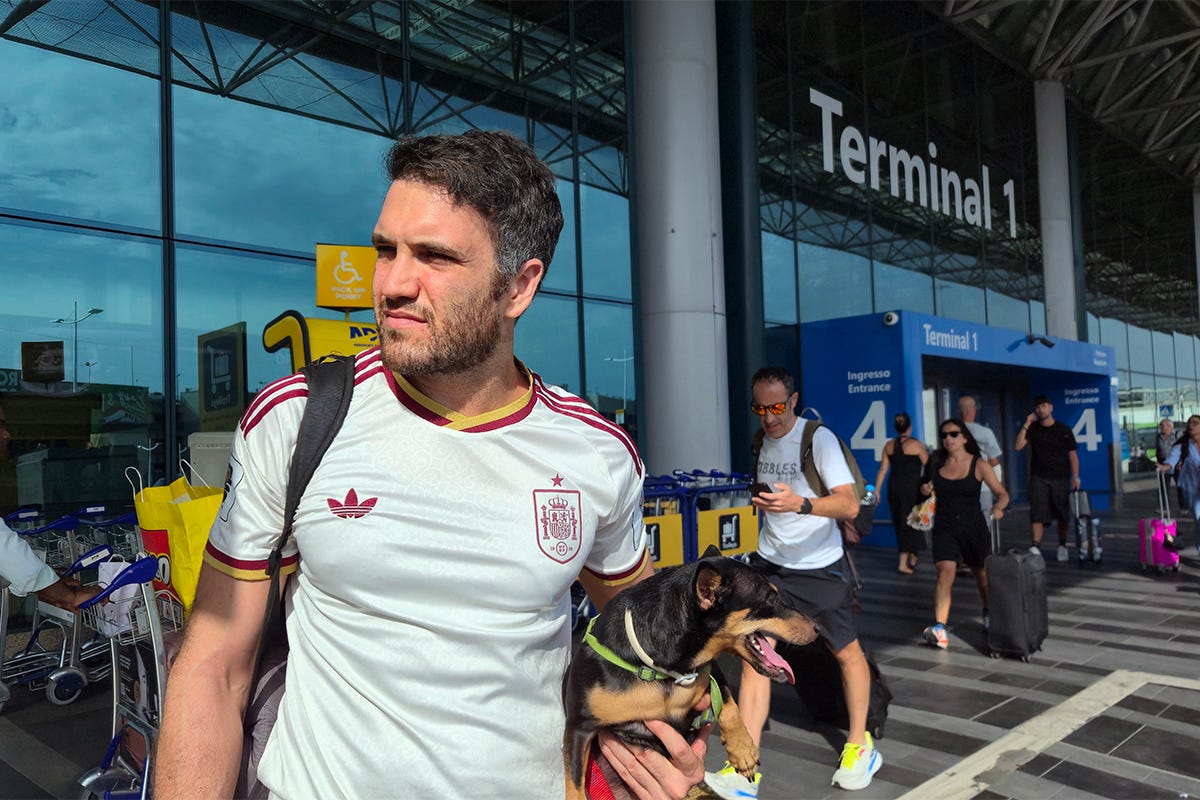 Ricardo y su perro Giovi nada más llegar al aeropuerto de Fiumicino, Roma Ricardo y su perro Giovi nada más llegar al aeropuerto de Fiumicino, Roma