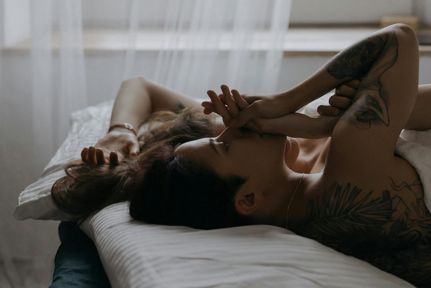Seitenansicht auf ein Paar im Bett