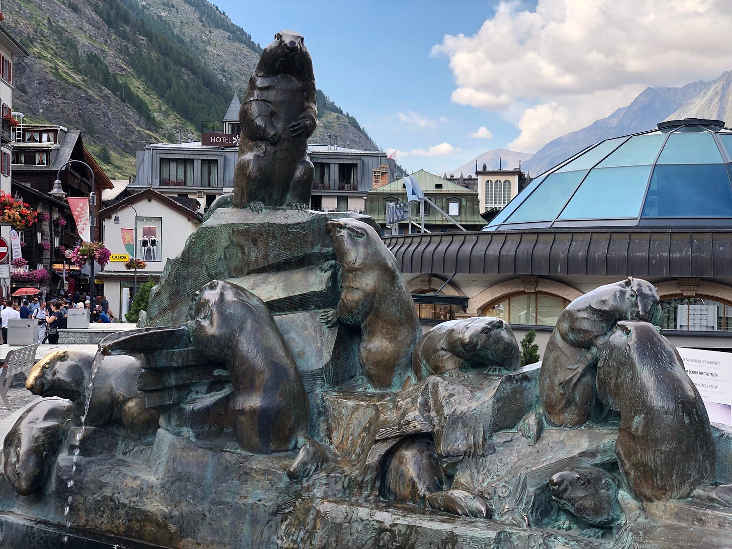 Marmot statue in front of the Zermatterhof