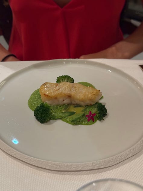 1. LUBINA, agua de tomate verde y wasabi 2. HUEVO, setas y caldo de bosque vídeo 3. CHERNE, escabeche y clorofila 