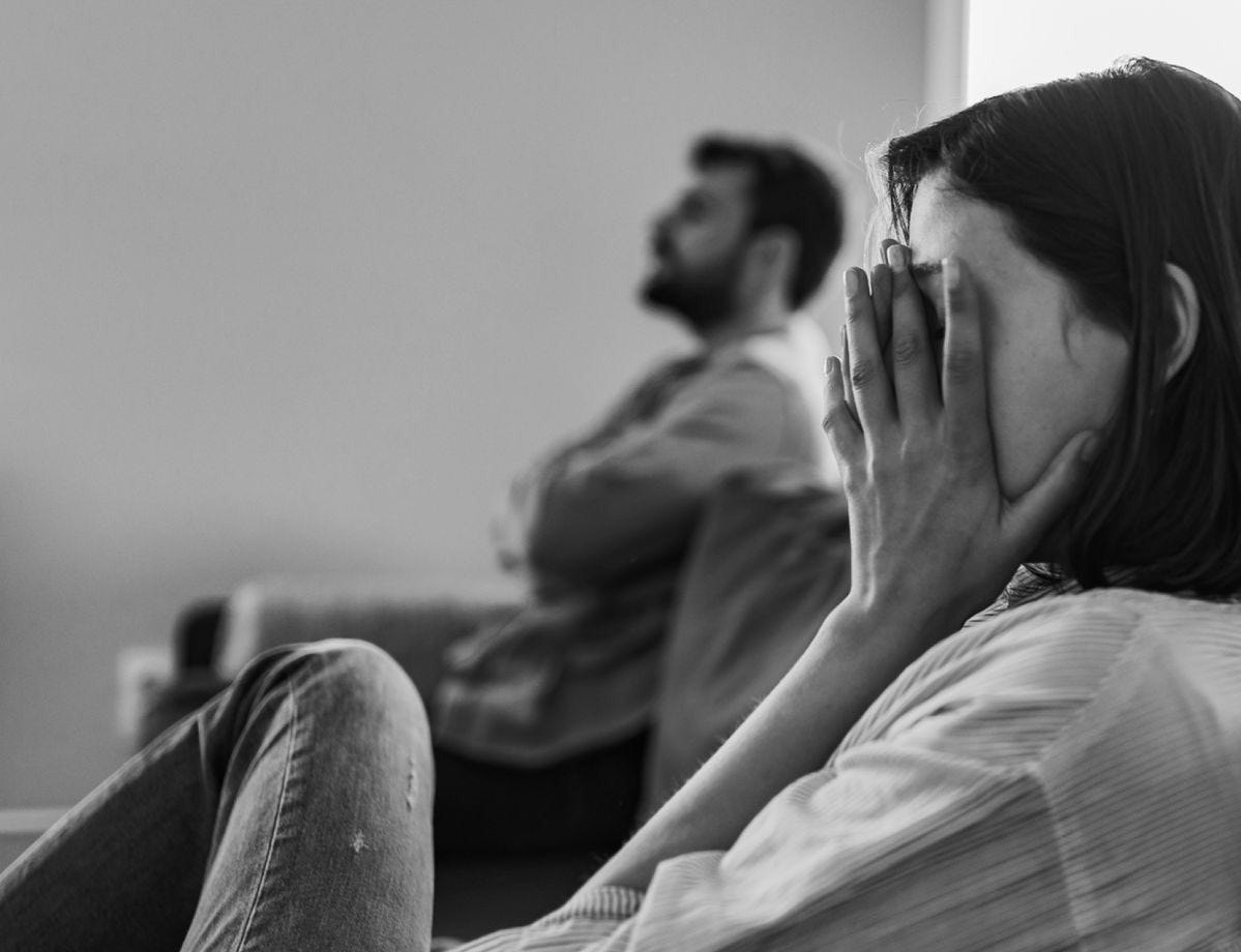 Atașamentul anxios: de ce te temi că vei fi abandonat(ă) și iubești „prea mult”