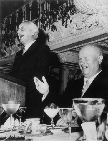 伊顿与尼基塔·赫鲁晓夫(Nikita Khrushchev)在莫斯科的合影 伊顿与尼基塔·赫鲁晓夫(Nikita Khrushchev)在莫斯科的合影