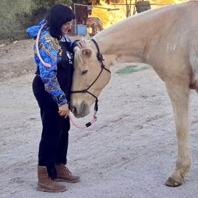 A person standing next to a horse

AI-generated content may be incorrect.