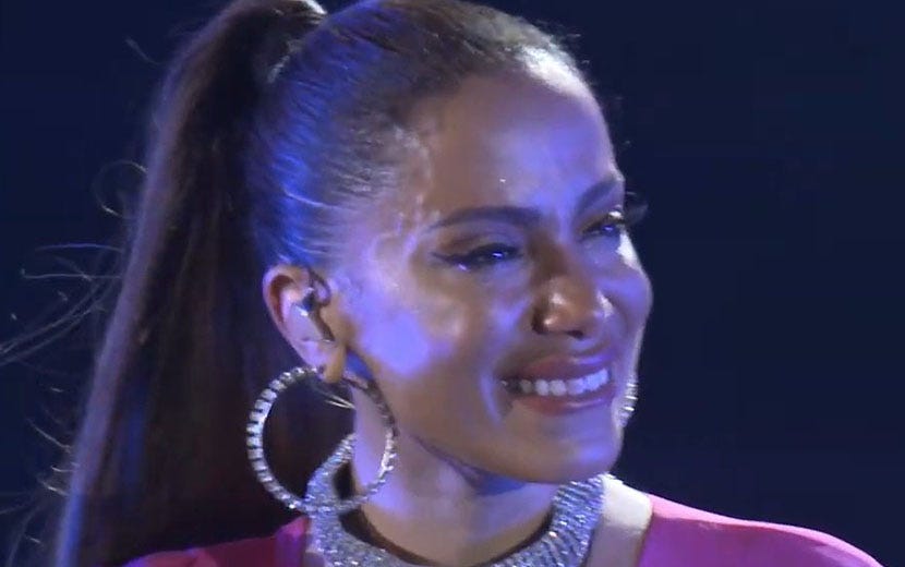 Anitta recria show do Rock in Rio em apresentação gratuita e chora Anitta recria show do Rock in Rio em apresentação gratuita e chora