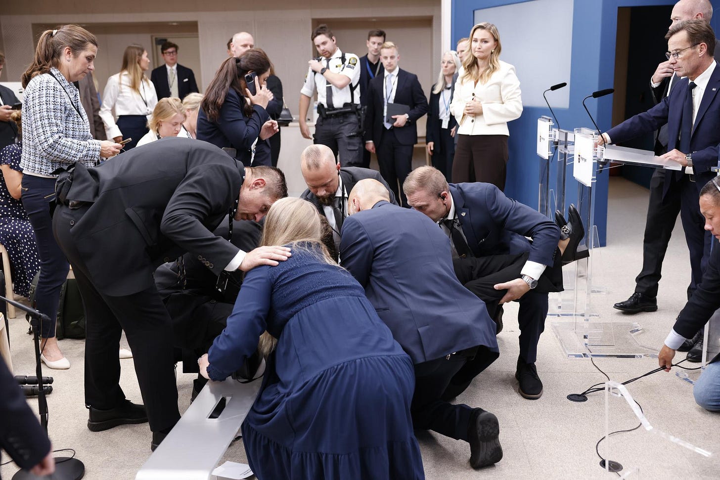 Nya sjukvårdsministern Elisabet Lann (KD) kollapsade plötsligt under pressträffen. 